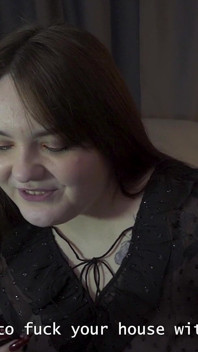 Pornstory: Stella grijnst ondeugend terwijl ze haar vriend met een strap-on naar haar vriend kijkt