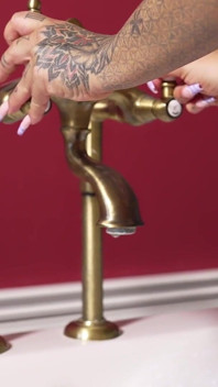 Tetona tatuada milf Tyra se empapa en sus sueños húmedos