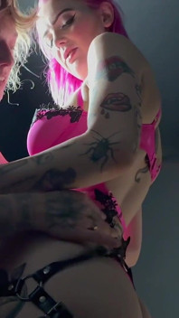 Babz Rox i Chloe Hart Strap up for Gloryhole Blowjobs