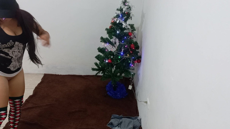 Martin13: Pomul meu de Crăciun mă urmărește masturbându-mă pe podea