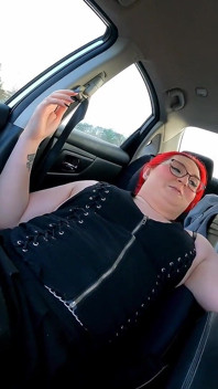 Transsexual bate boquete na estrada e engole porra antes de inserir plug anal