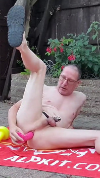 Analdildo-spaß im freien, während sie mit mike Essex in keuschheit eingesperrt ist