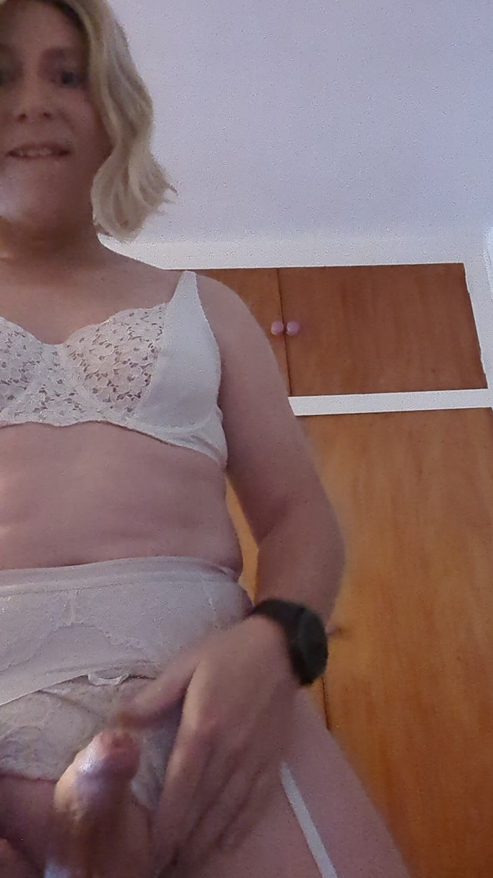 NikkiGee: Suge-mi clitorisul, înghite-mi sperma. Îngenunchează și deschide larg!