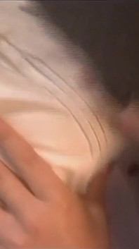 Dvě mladé nadržené blonďaté lesbičky si navzájem lízají krásná prsa a kundičku