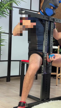 La padrona munge il suo ragazzo schiavo 3x sulla sedia di mungitura