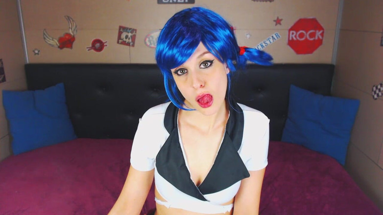 Candystart Videos: Kouření fetiš. Beruška. Cosplay