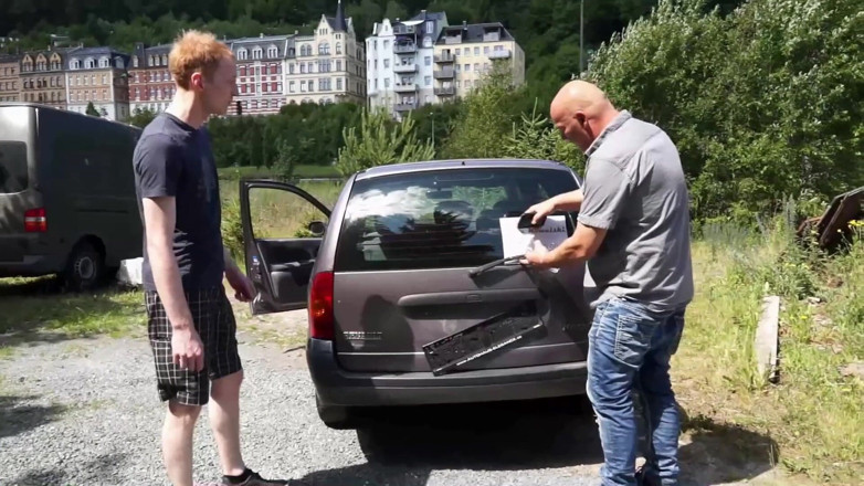 CamAngel: Il sdoldolcato venditore di auto, scopata per lo sconto!
