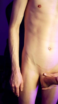 Hot Twink Matty szarpie się i spuści na kamerę internetową