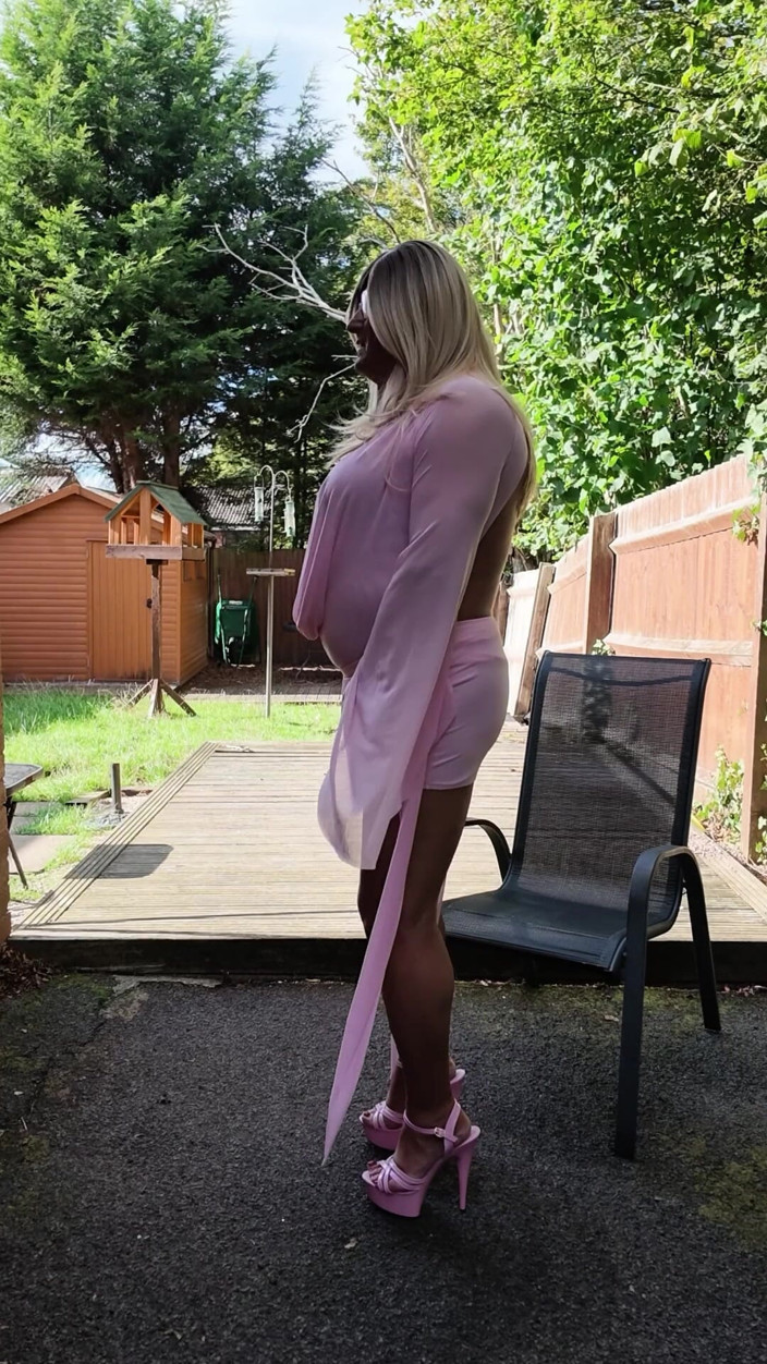 Kellycd2022: Sexy transvestiert kellycd2022 in meinem sexy rosa outfit und absätzen