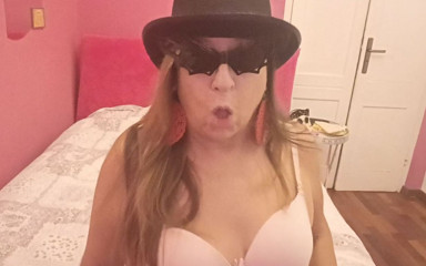 Veronica Rossi: Veronica Rossi Official - She Jokes with Her Fans