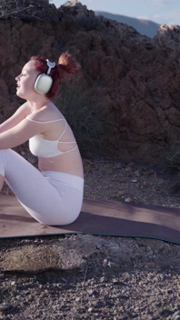 Tóc đỏ đi tiểu trên núi sau khi tập yoga