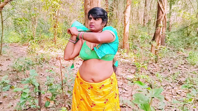 Telugu honey lips: Buitenshuis bosseks. Desi Bhabi neukt de kleine grote lul van...