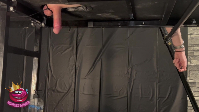 Mistress_BJQueen: Älskarinna tömmer subs bollar på mjölkningsbordet med en serie av 5...