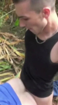 Plochý chlapec ošukaný twink v exhib venku