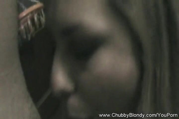 Chubby Blondy: Пухлая блондинка милфа-шлюшка жестко сосет этот член