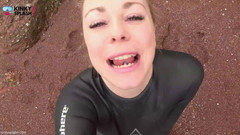 UKCuteGirl: Wetsuit-riesin findet ein kleines spielzeug zum necken