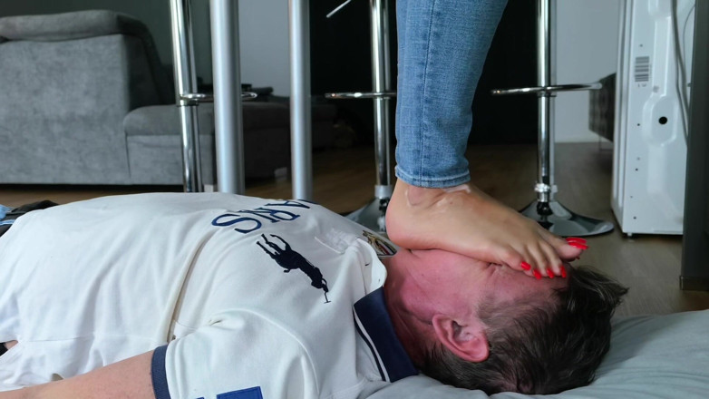Goddess Lena: Calpestare a piedi nudi