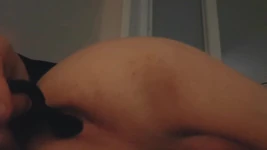 Amateurjongen: rekt zijn kontgaatje uit met een kontplug