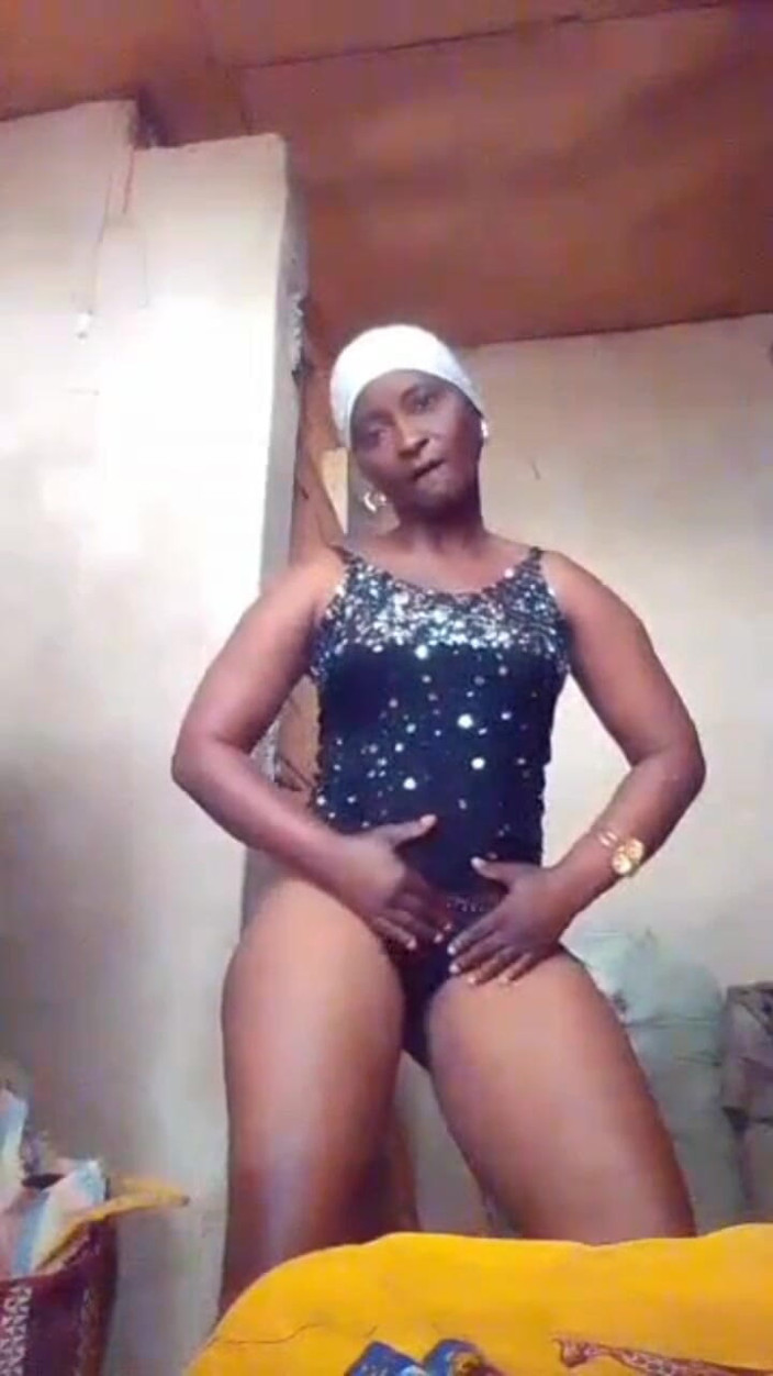 Sugarmama video call mutual masturbation: La grosse Sugar Mama est excitée et se masturbe