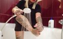 Fetish Videos By Alex: Tante seksi rambut pirang bertato lagi asik cuci kaki