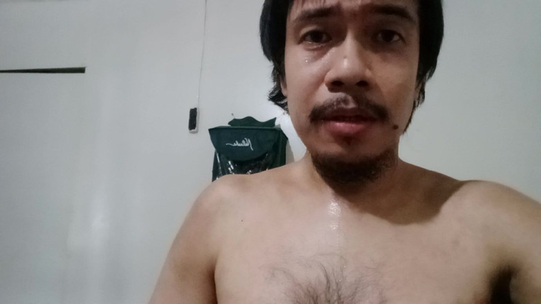 Piolo Alberto: Masturbasi sambil berlutut