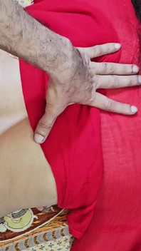 Rot gekleidete desi-stiefschwester doggystyle gefickt