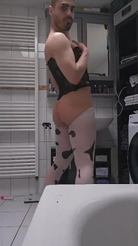 Femboy iranien en secret dans la salle de bain