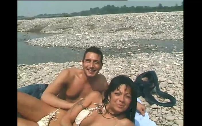 Out Sexxx: Tante seksi ini dientot gaya doggy di pantai sampai dicrot...