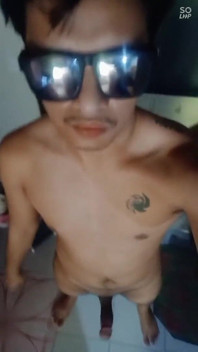 Sexy Philippino Twink Speelt Met Zijn Pik