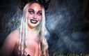 Goddess Misha Goldy: En sexig demoness med förföriska svarta läppar retar dig med...