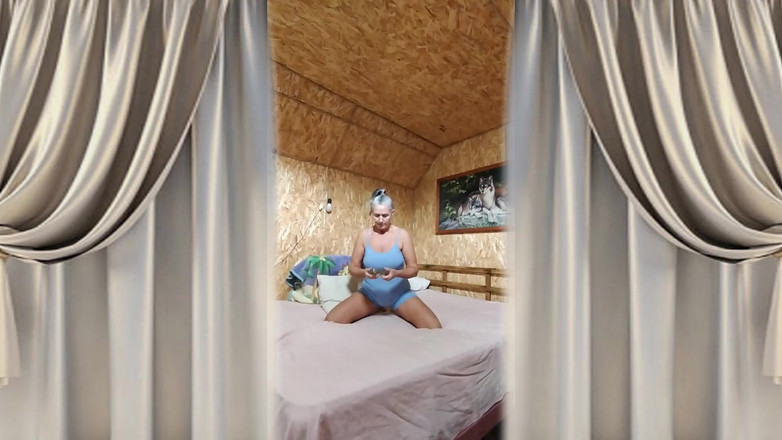 Lukerya: Hari baru ibu-ibu hot lukerya disambut dengan sensual