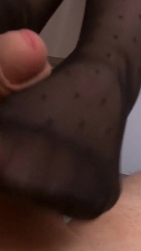 Footjob und abspritzen auf füße