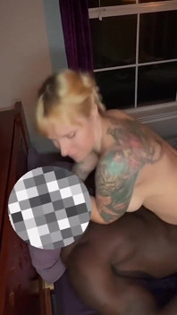 Istri hot ini ngentot kontol besar pria kulit hitam sambil menganga lebar