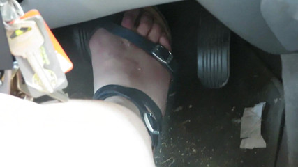 BBW nurse Vicki adventures with friends: Revving Close up dei miei piedi sandali mentre spingo il...
