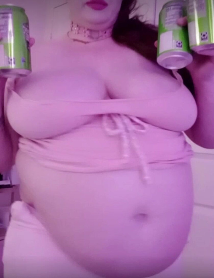 CHUBB1E_BUNN1E: Soda si cewek gemuk dengan pantat bahenol lagi asik ngocok...