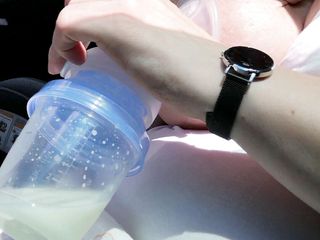 Lily Lacto: Je pompe mes seins de lait vides dans la voiture