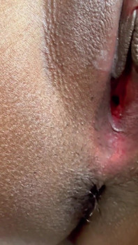 Elle adore quand ses doigts touchent ma grosse bite noire
