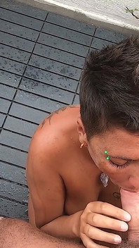 Sie wollte etwas sperma schlucken und schwanz pissen