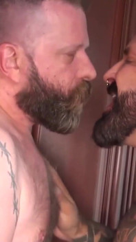BEARFILMS - wytatuowany niedźwiedź Marc Angelo oklep pulchne stadniny