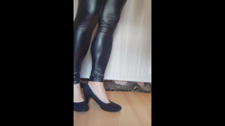 Nattalie Trans: Leggings neri in ecopelle e tacchi alti
