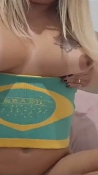 Aku digilir sama penggemar kedua kali dan nonton pertandingan brasil, tapi dia menghadangku, jadi aku menemukan tiga kontol untuk ngentot memekku -2