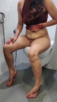 Bruine bodysuit kijk naar mijn geschoren poesje