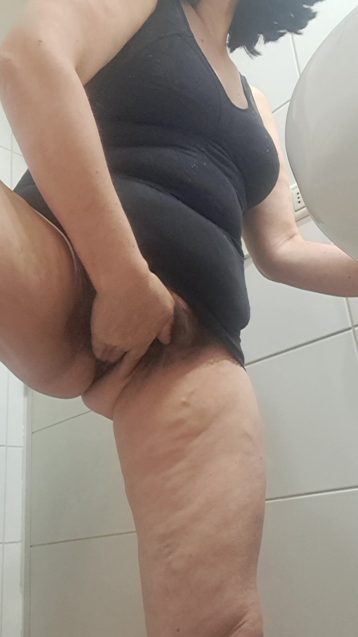 Mommy big hairy pussy: Bacak yukarı derin annenin ateşli kıllı amına dokunuyor