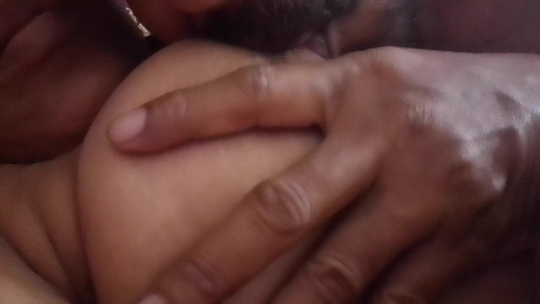 LEGSCOUPLE12: Malayali prsa ženy v domácnosti jsou masírována jejím manželem s jeho...