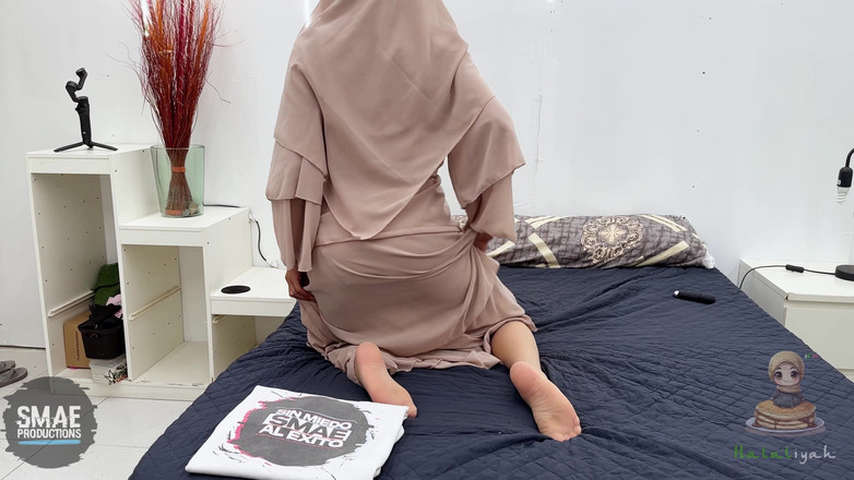 Aaliyah Yasin: 히잡을 쓴 Aaliyah Yasin은 Abaya와 정액을 벗습니다.