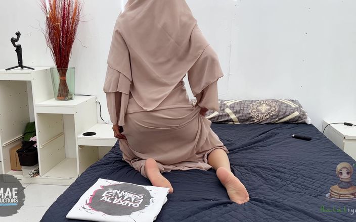 Aaliyah Yasin: Hidžáb Aaliyah Yasin se svléká ze své Abayy a Mrdky