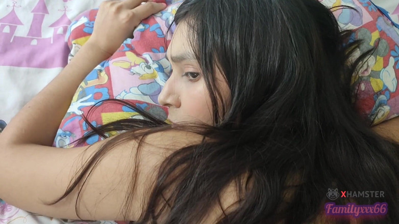 Teen sex 66: Registro la mia figliastra mentre si riposa sul letto da...