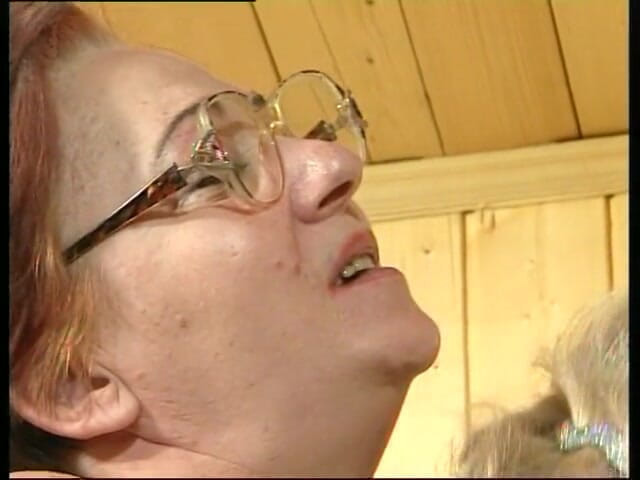 Naughty Girls: Maduras lesbianas en la sauna