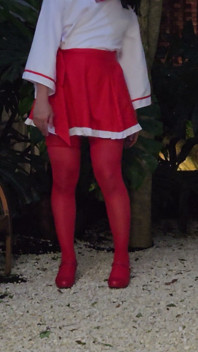 Sluty Miko Sissy Kanisa Parte 2: Caminhada ao ar livre em um Jardim rock mostrando suas pernas sensuais sob meia vermelha e sapatos de salto alto
