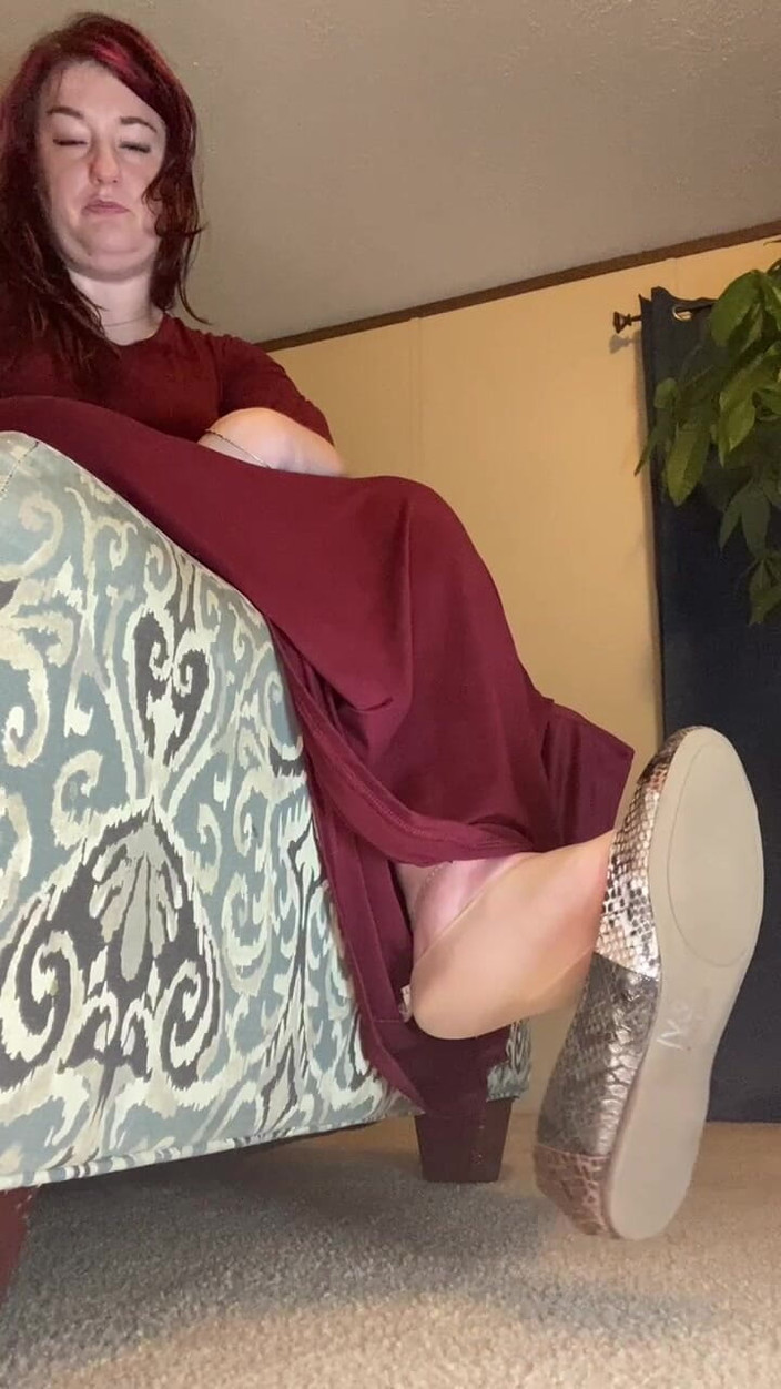 BellaBlast: Ea atârnează și își scutură piciorul în timp ce te instruiește să ejaculezi -...